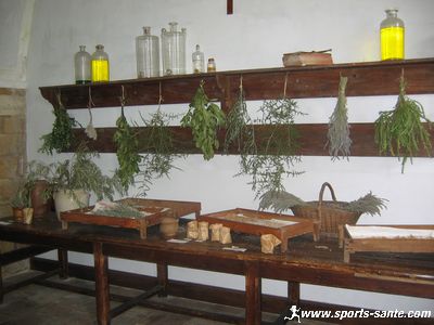 Photo de l'herboristerie du château de Cassan dans l'Hérault